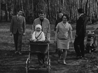 scan0020 -3 Simici, mama, Tomas, Pavla - Duben 1970, Kveten  Kurt Šimíček, Tomáš  s Pavlou v kočárku, maminka, vzadu Elina Šimíčková